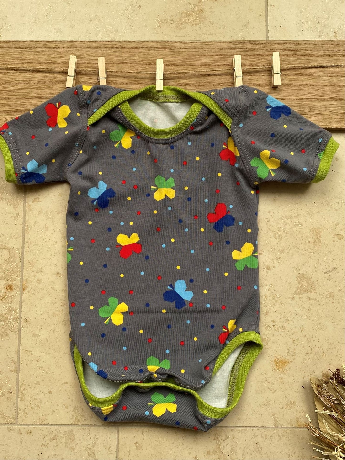 Babykleidung Body Schmetterlinge kurzarm  Gr. 62
